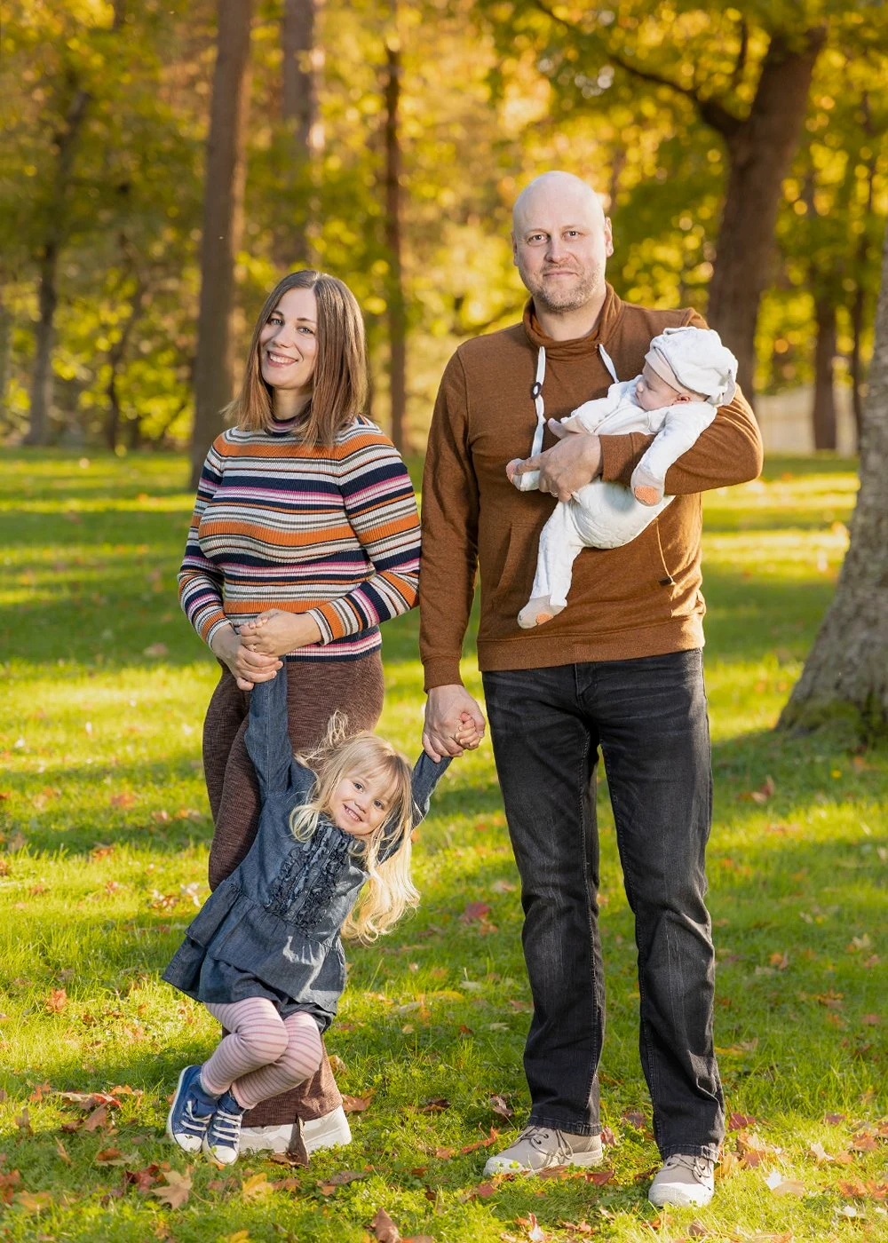 Perhe syksyisessä puistossa