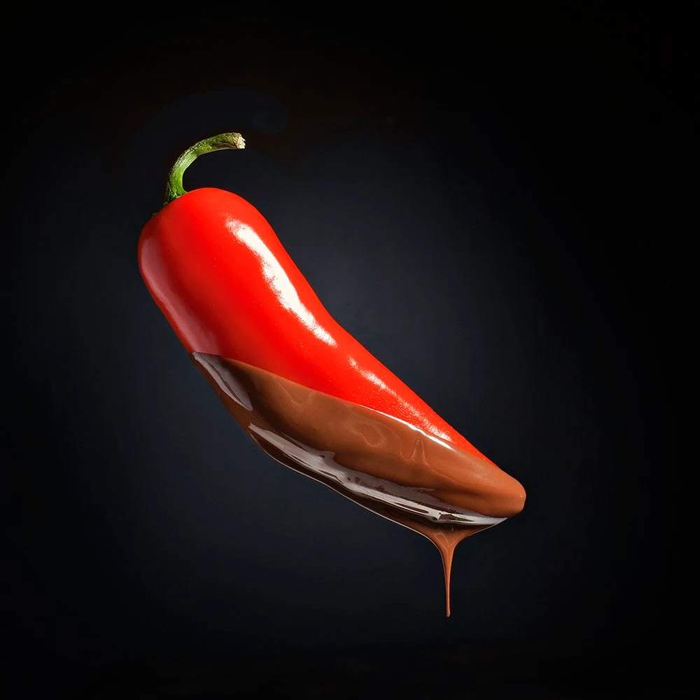 Punainen chilipaprika tummalla taustalla